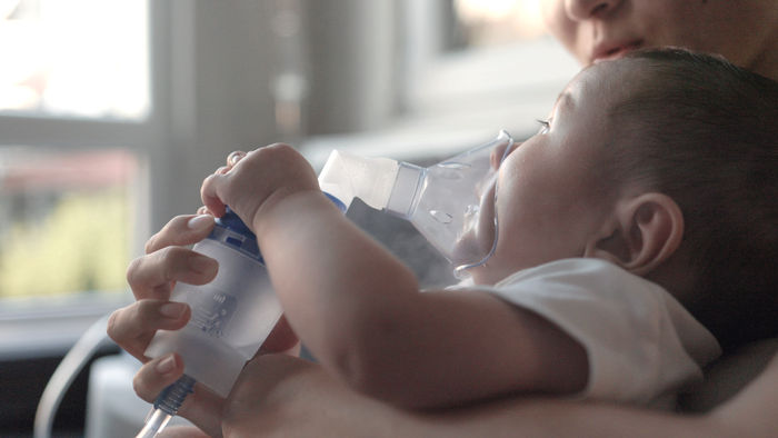 Baby mit Inhalator.
